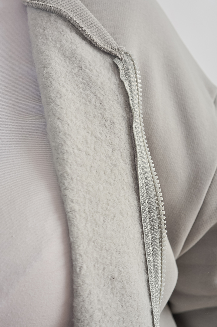 Мастерка в світло-сірому кольорі на блискавці великих розмірів