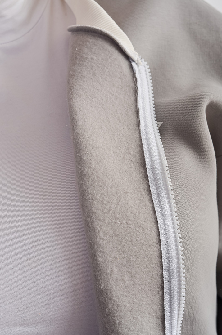 Тепла мастерка з флісової тринитки зі стильним принтом великих розмірів