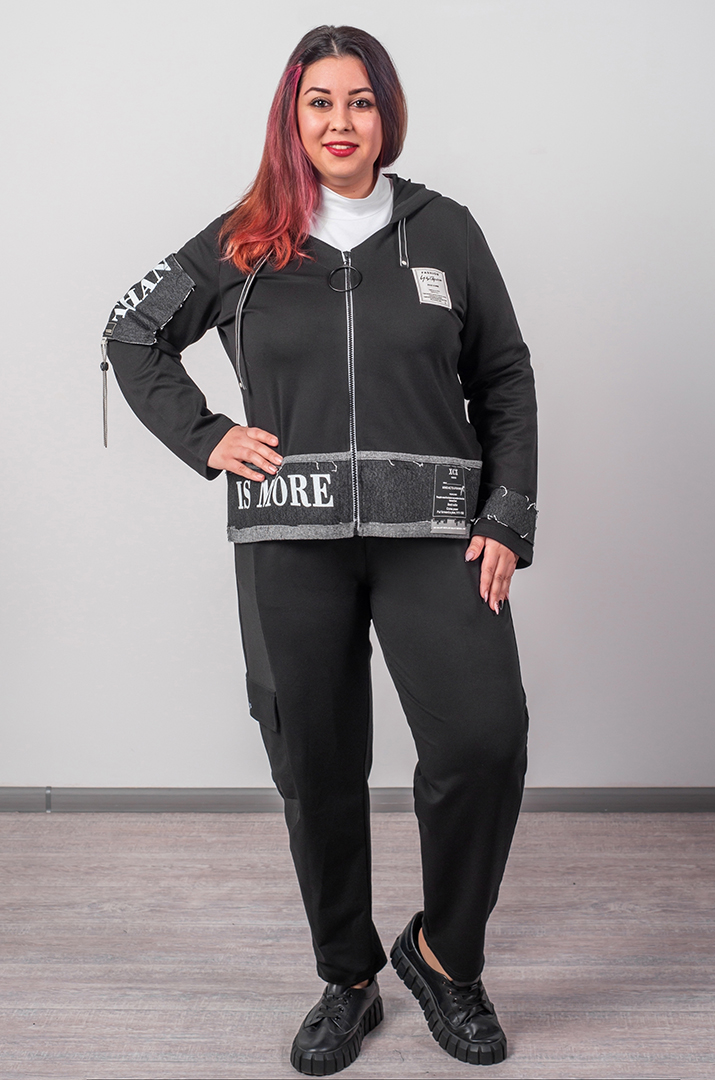 Чорна мастерка з капюшоном і декоративними нашивками великих розмірів