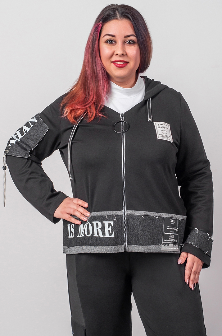 Чорна мастерка з капюшоном і декоративними нашивками великих розмірів