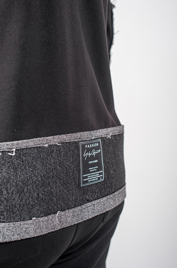 Чорна мастерка з капюшоном і декоративними нашивками великих розмірів