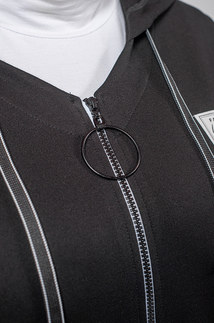 Чорна мастерка з капюшоном і декоративними нашивками великих розмірів