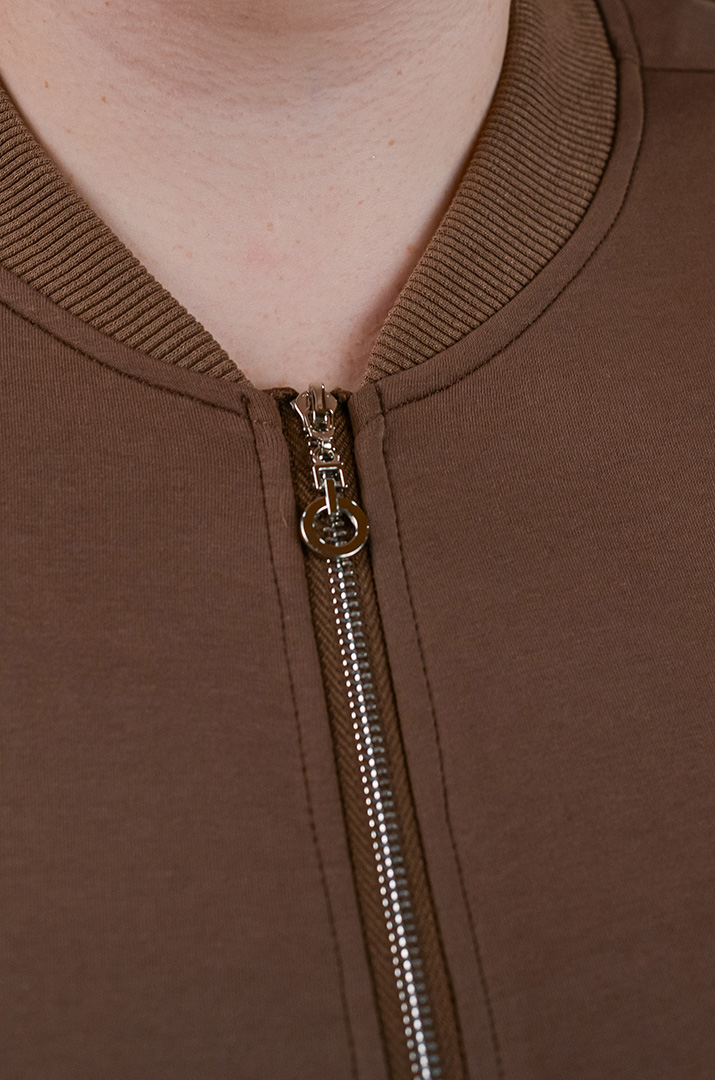 Стильна трикотажна мастерка з кишенями на блискавці великих розмірів