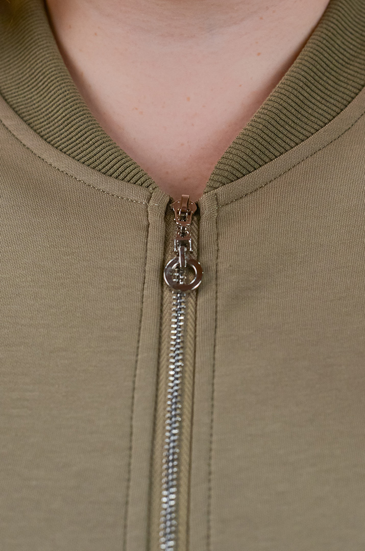 Стильна трикотажна мастерка з кишенями на блискавці великих розмірів