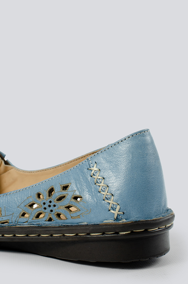 Мокасини з перфорацією в візерунок великих розмірів