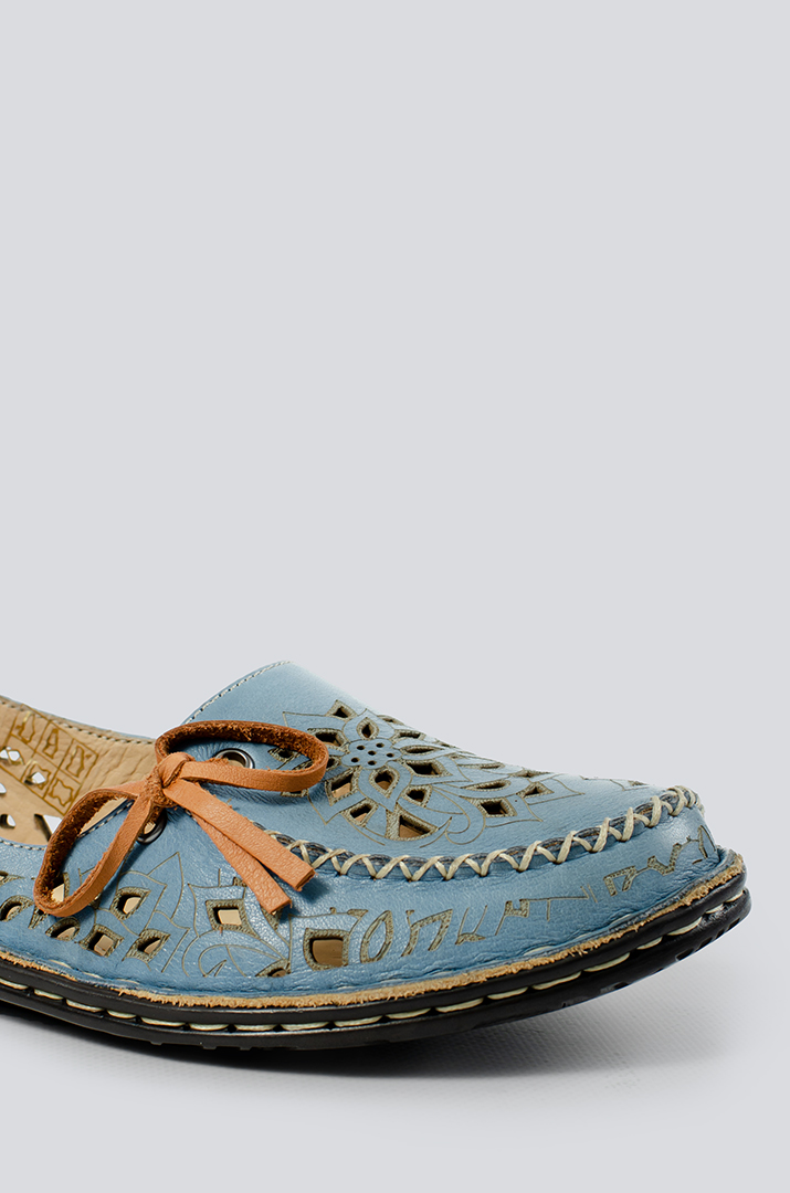 Мокасини з перфорацією в візерунок великих розмірів