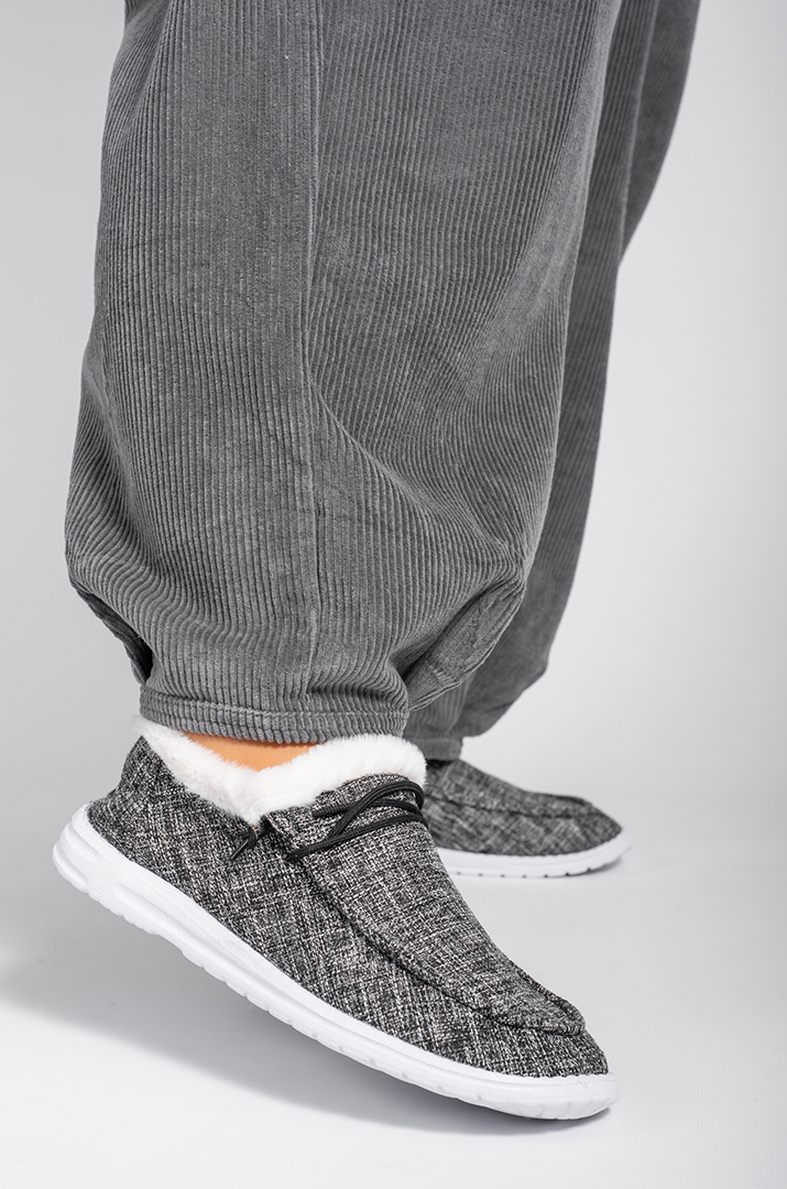 mokasyny_tekstylni_v_siro-chornomu_kolori_i_ekohutrom_velykyh_rozmiriv_45393_Pishna_Krasa Мокасини текстильні в сіро-чорному кольорі і екохутром великих розмірів