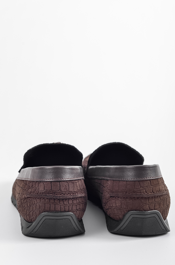 Шоколадні мокасини з текстурою під крокодилячу шкіру великих розмірів