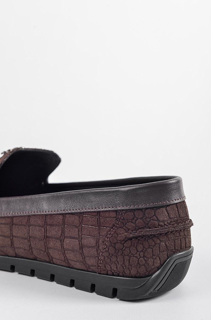Шоколадні мокасини з текстурою під крокодилячу шкіру великих розмірів