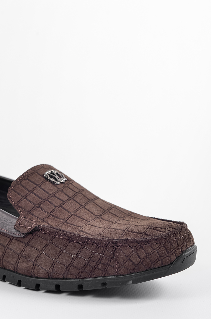 Шоколадні мокасини з текстурою під крокодилячу шкіру великих розмірів