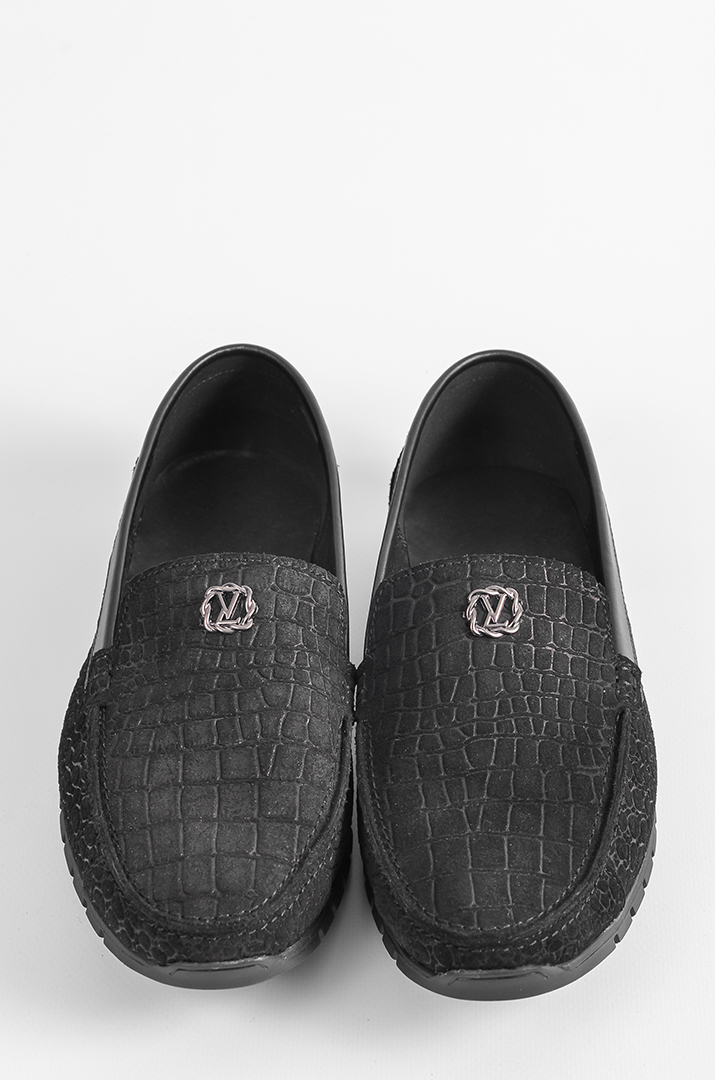 mokasyny_v_chornomu_kolori_z_relyefnoyu_teksturoyu_velykyh_rozmiriv_45765_Pishna_Krasa Мокасини в чорному кольорі з рельєфною текстурою великих розмірів