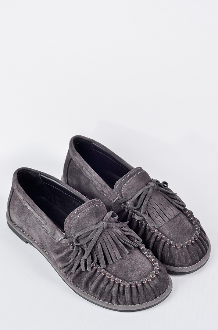 Замшеві мокасини в кольорі графіт з бахромю та бантиком великих розмірів