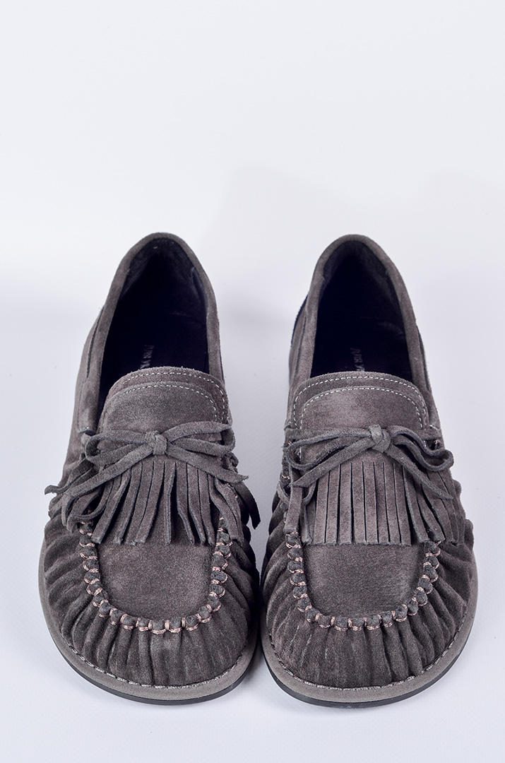 Замшеві мокасини в кольорі графіт з бахромю та бантиком великих розмірів