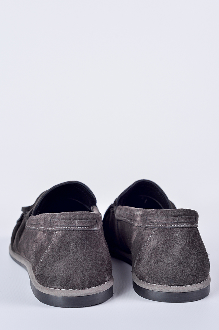 Замшеві мокасини в кольорі графіт з бахромю та бантиком великих розмірів