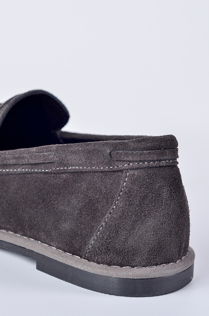 Замшеві мокасини в кольорі графіт з бахромю та бантиком великих розмірів