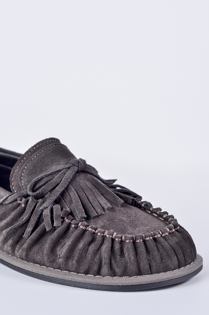Замшеві мокасини в кольорі графіт з бахромю та бантиком великих розмірів