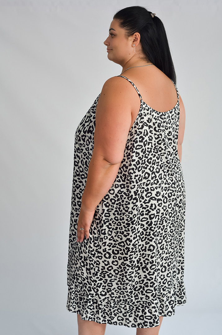 Шовкова нічна сорочка в різних принтах великих розмірів