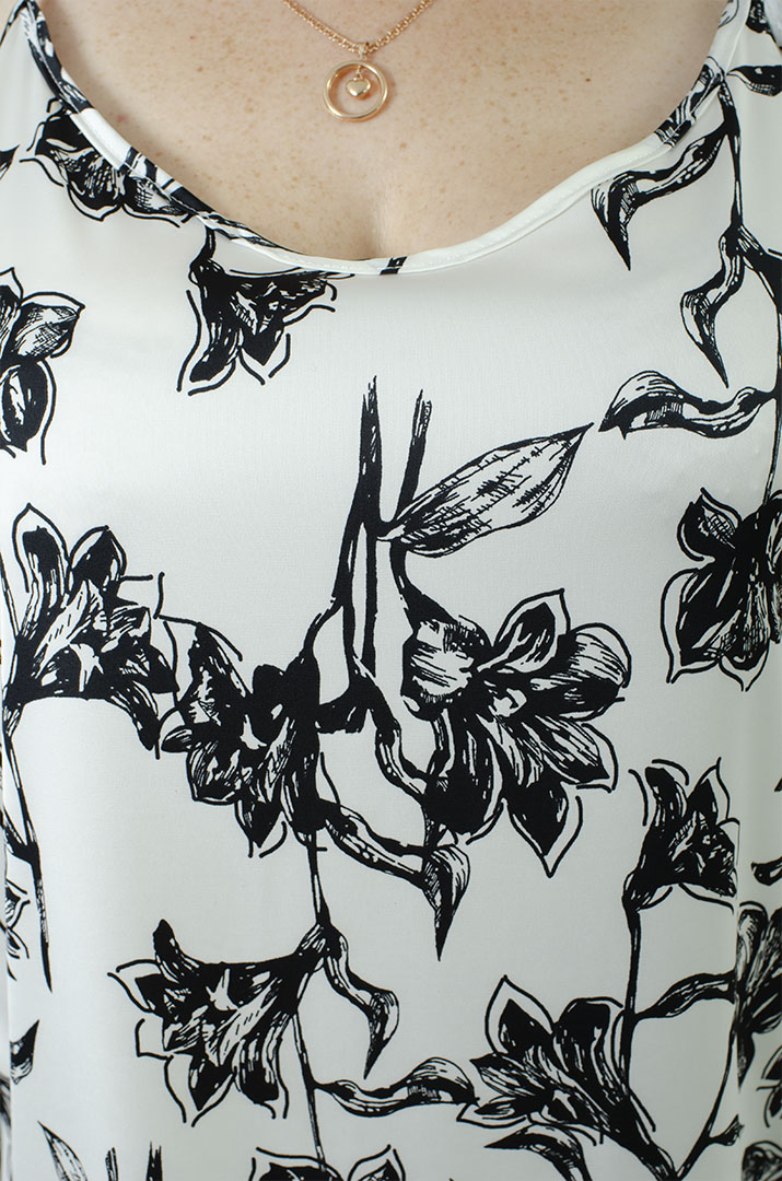 Шовкова нічна сорочка в різних принтах великих розмірів