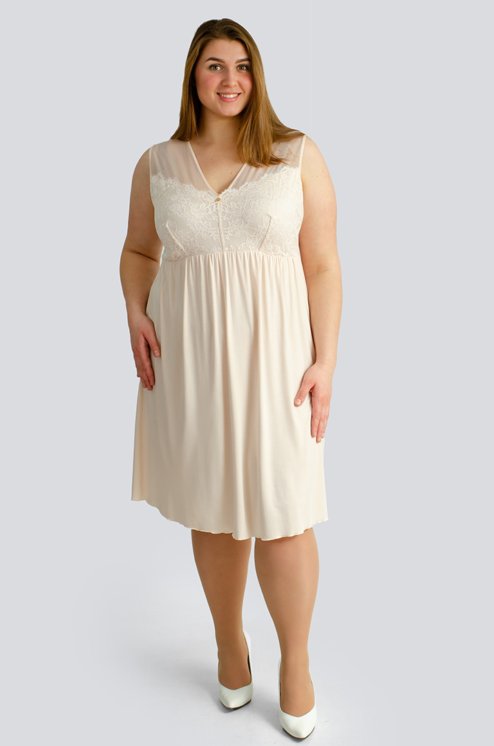 Кремова нічна сорочка з мереживом великих розмірів