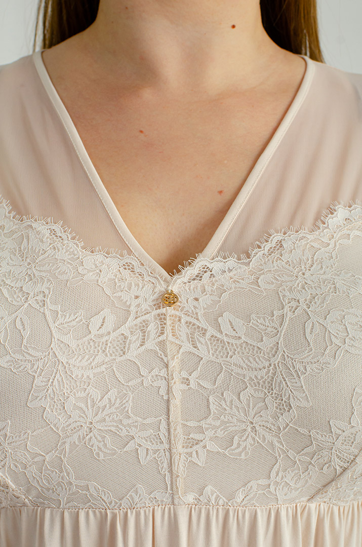 Кремова нічна сорочка з мереживом великих розмірів