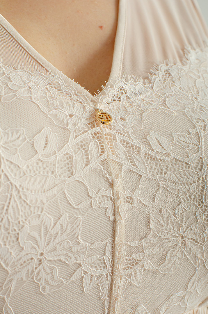 Кремова нічна сорочка з мереживом великих розмірів