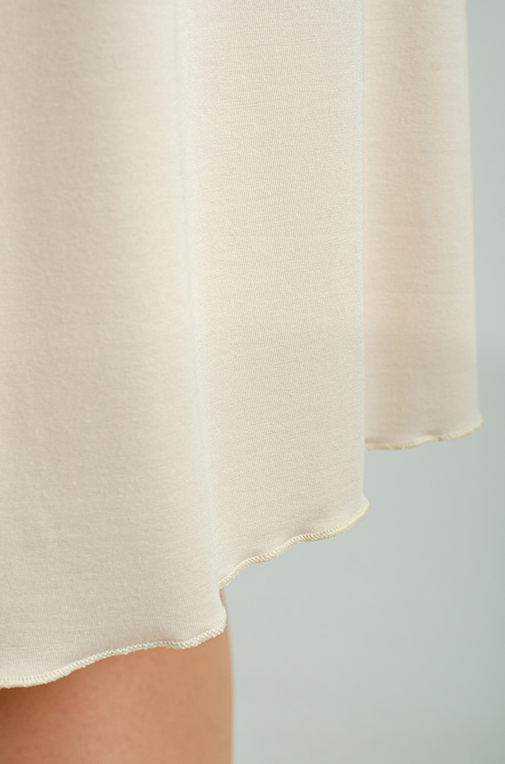 Кремова нічна сорочка з мереживом великих розмірів