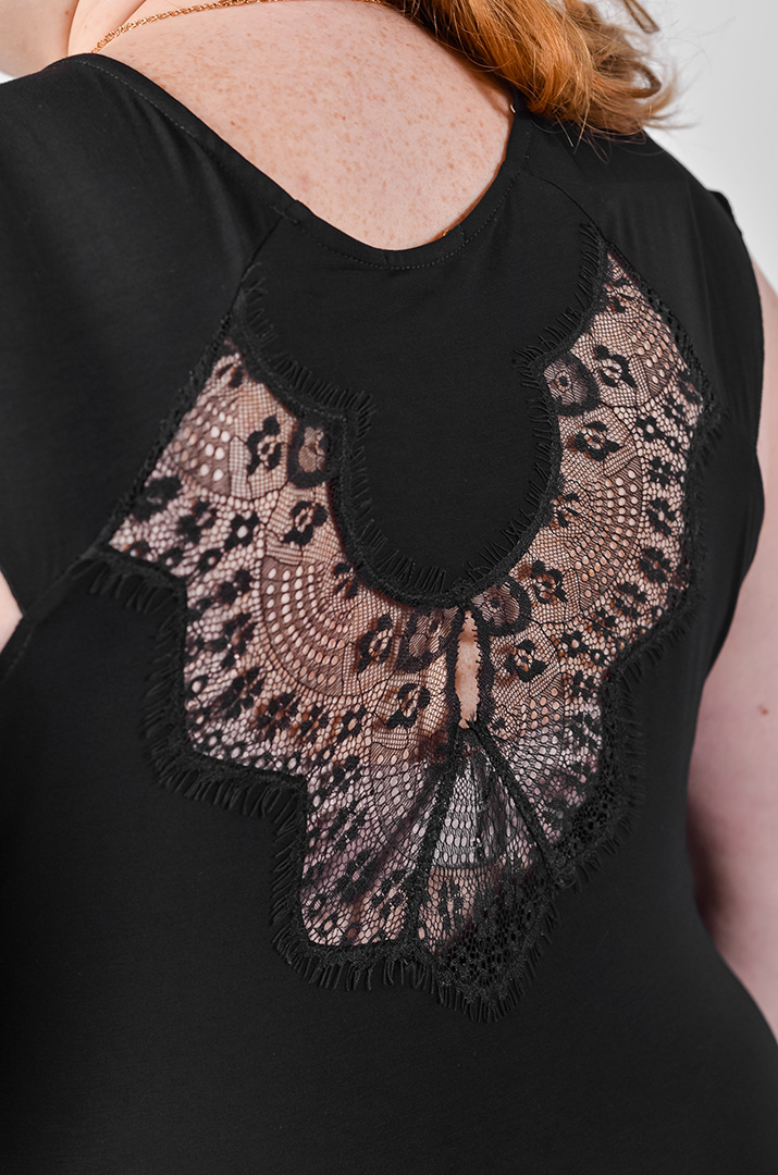 Нічна сорочка довга з мереживними вставками великих розмірів