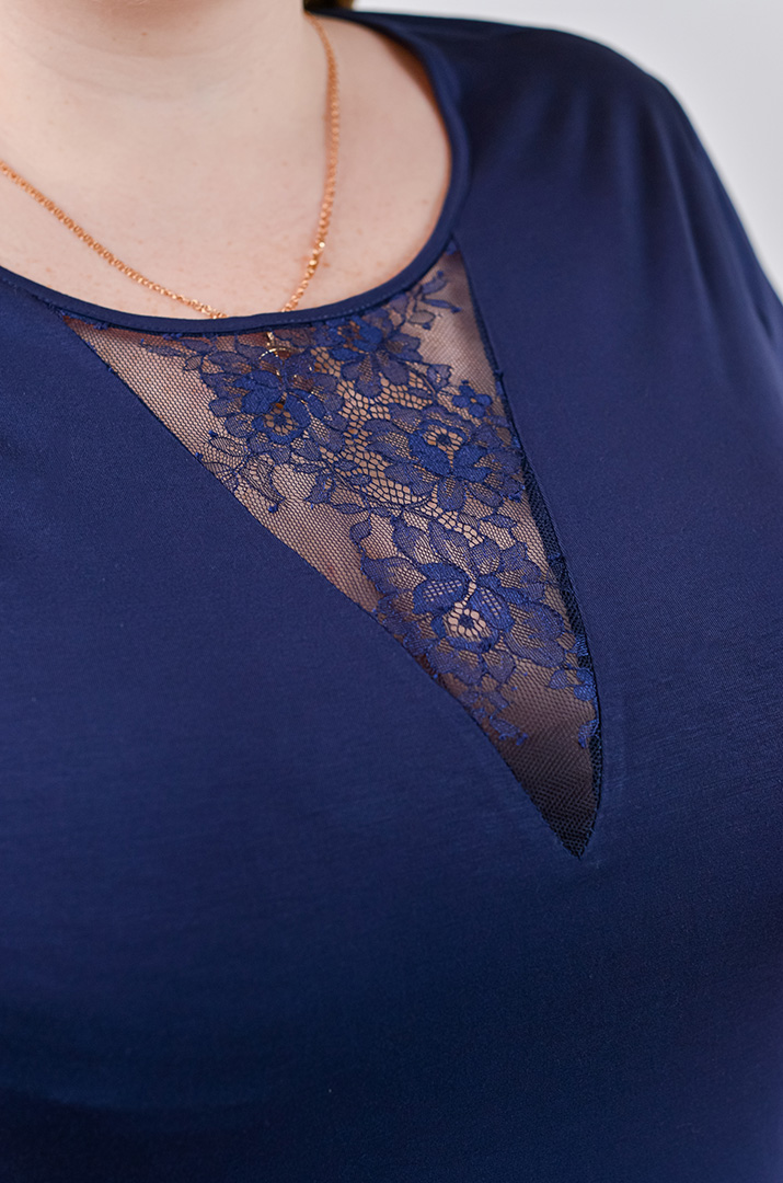 Короткая ночная рубашка с кружевными вставками больших размеров