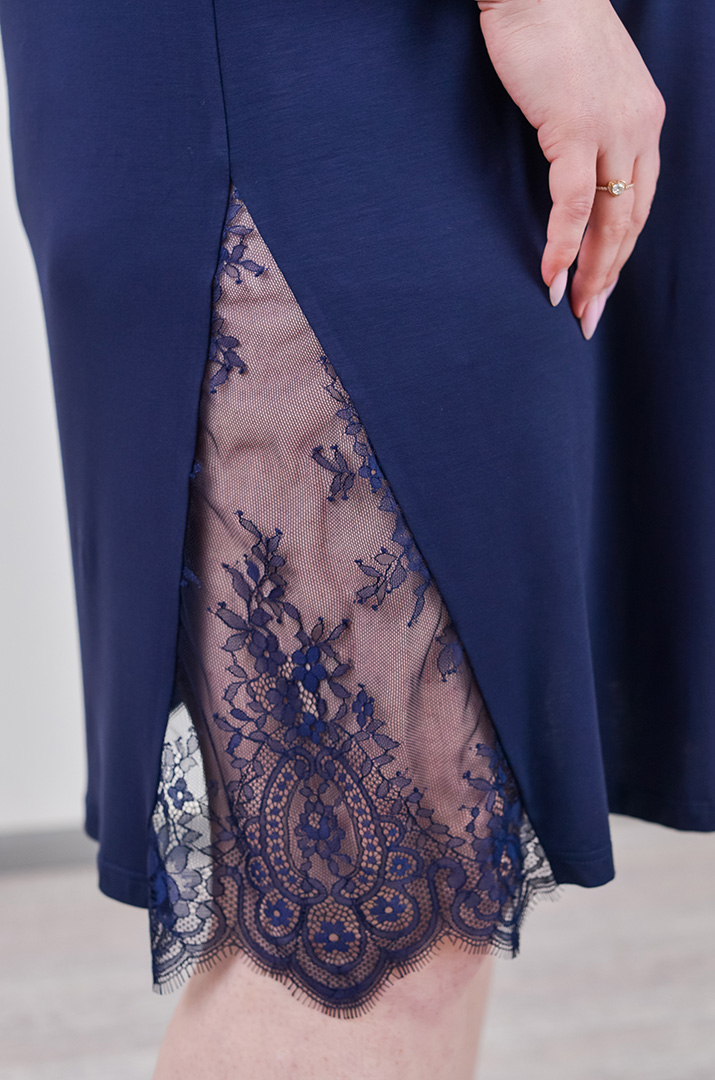 Короткая ночная рубашка с кружевными вставками больших размеров