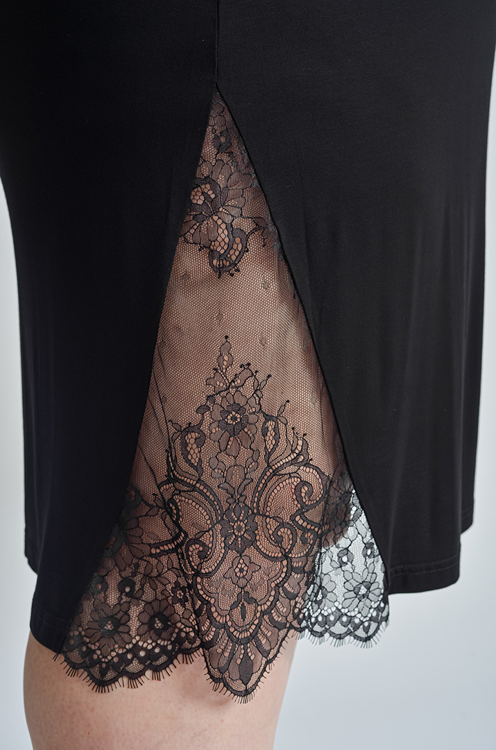 Короткая ночная рубашка с кружевными вставками больших размеров