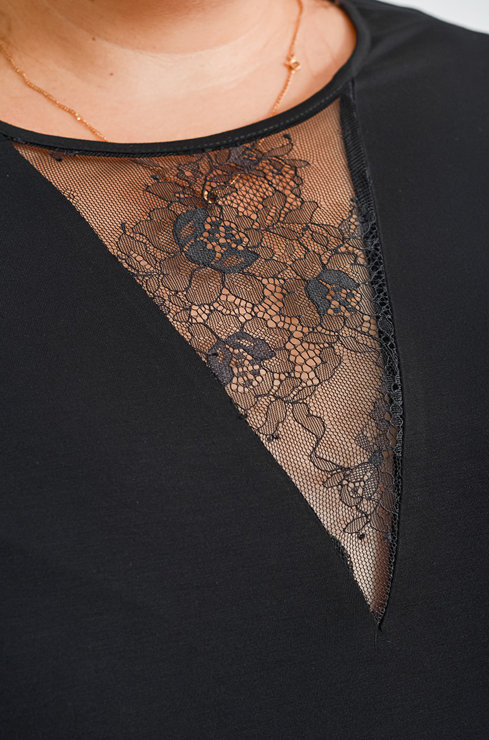 Короткая ночная рубашка с кружевными вставками больших размеров