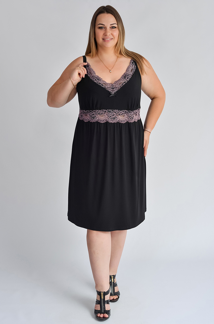 Коротка нічна сорочка з ажурним мереживом великих розмірів