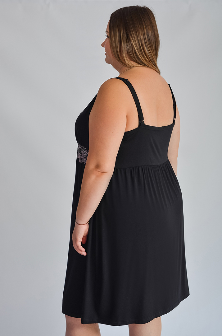 Коротка нічна сорочка з ажурним мереживом великих розмірів