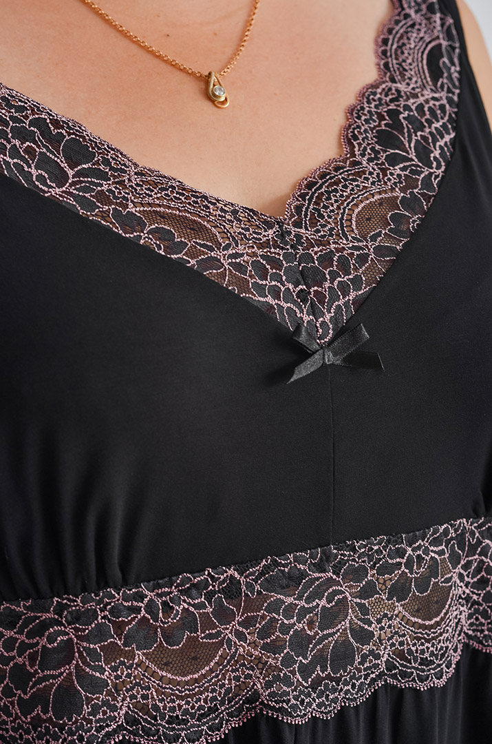 Коротка нічна сорочка з ажурним мереживом великих розмірів