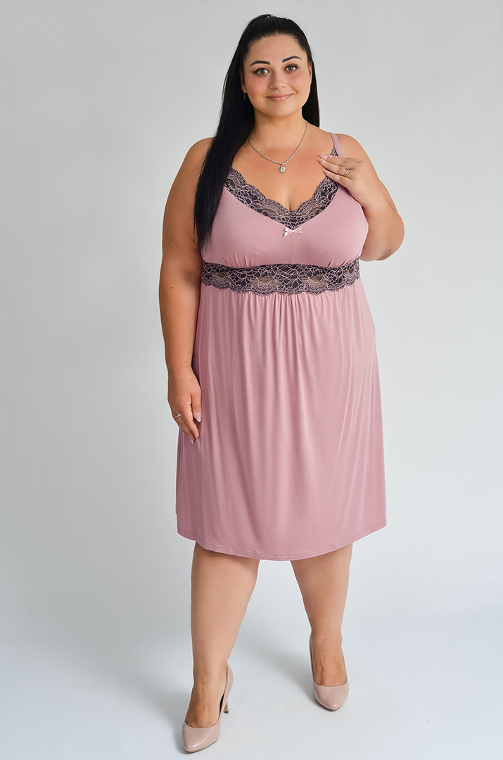 Коротка нічна сорочка з ажурним мереживом великих розмірів