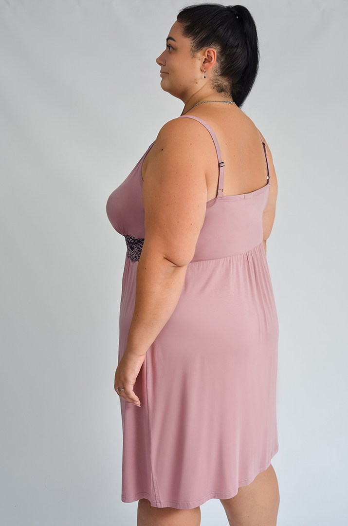 Коротка нічна сорочка з ажурним мереживом великих розмірів