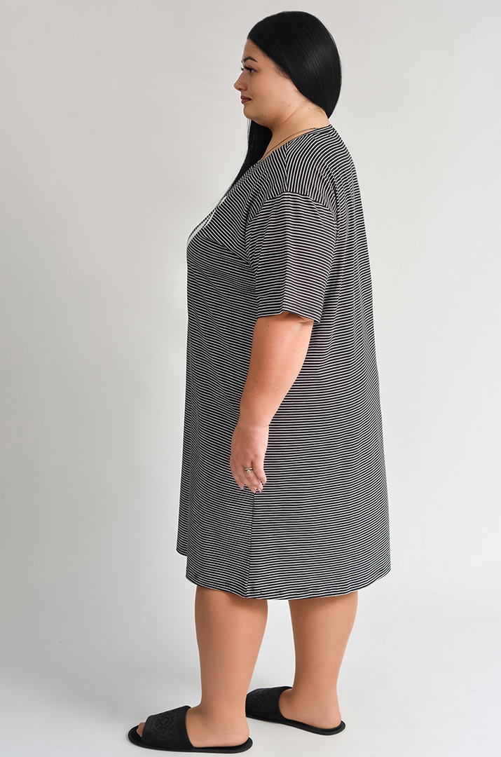 Ночная рубашка с коротким рукавом и контрастным принтом больших размеров