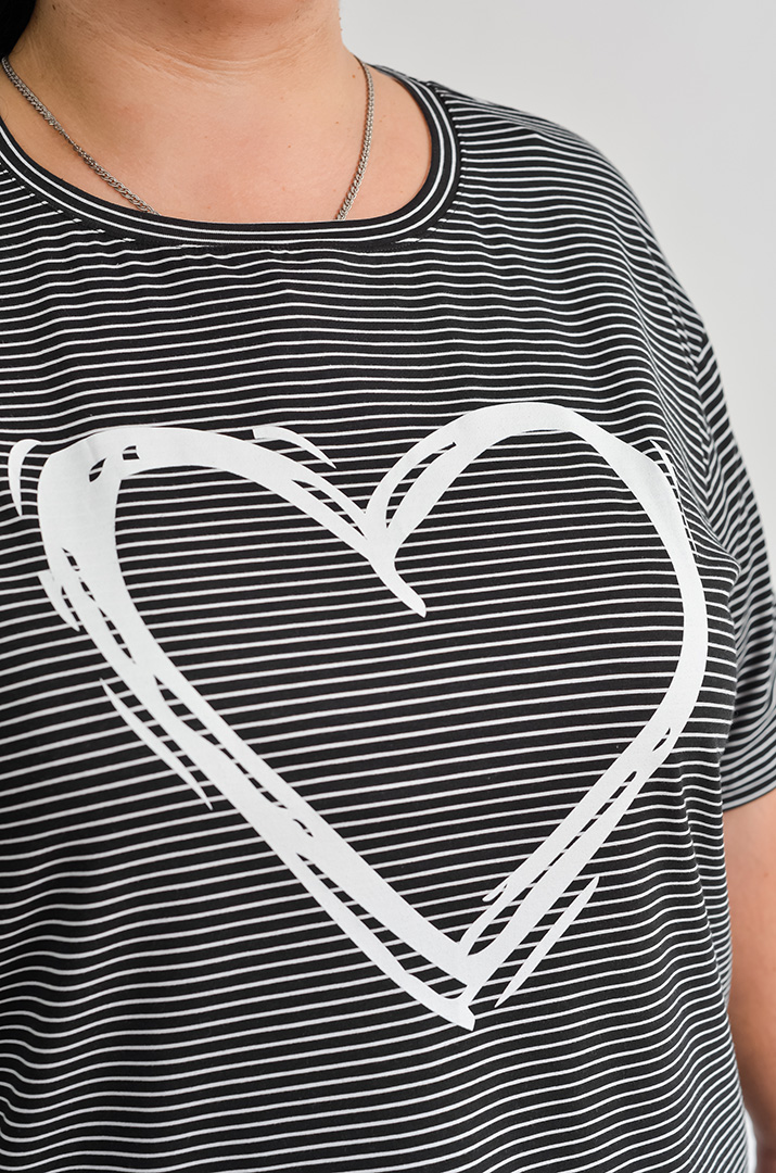 Ночная рубашка с коротким рукавом и контрастным принтом больших размеров