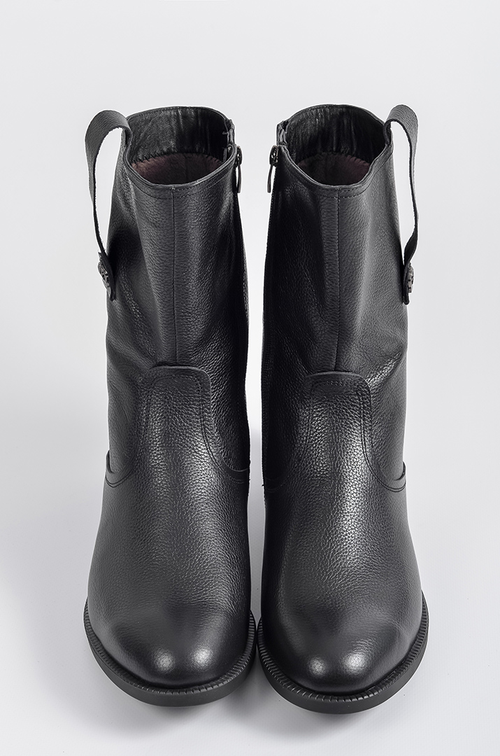 Чорні шкіряні напівчоботи з декоративною петлею та прикрасою великих розмірів