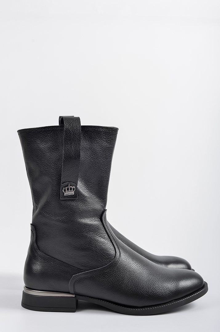 Чорні шкіряні напівчоботи з декоративною петлею та прикрасою великих розмірів