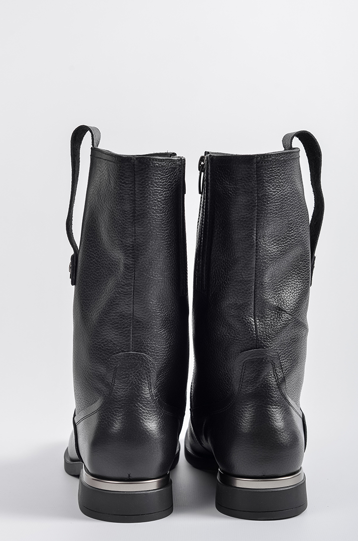 Чорні шкіряні напівчоботи з декоративною петлею та прикрасою великих розмірів