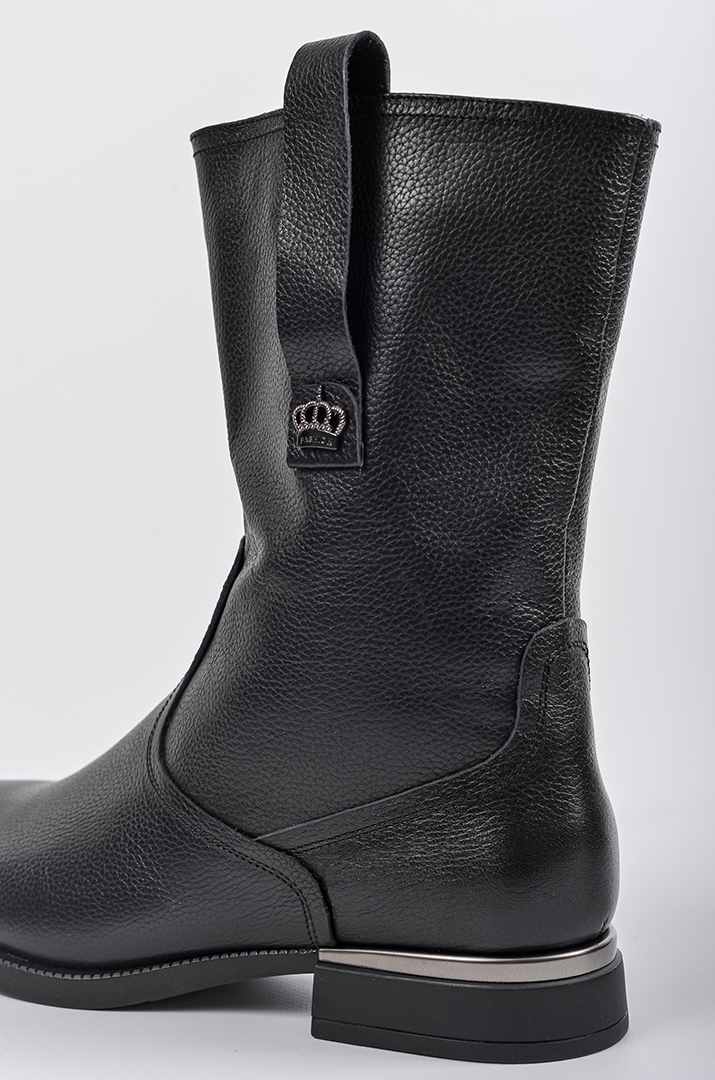 Чорні шкіряні напівчоботи з декоративною петлею та прикрасою великих розмірів