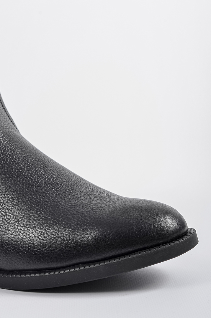 Чорні шкіряні напівчоботи з декоративною петлею та прикрасою великих розмірів