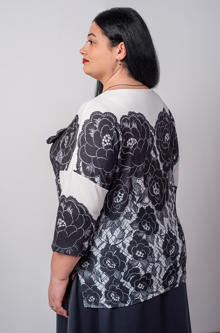 Блуза довга з контрастним флористичним принтом великих розмірів