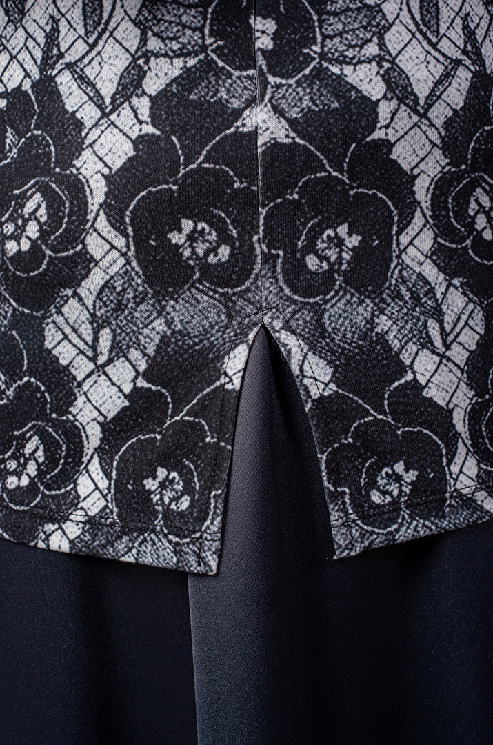 Блуза довга з контрастним флористичним принтом великих розмірів