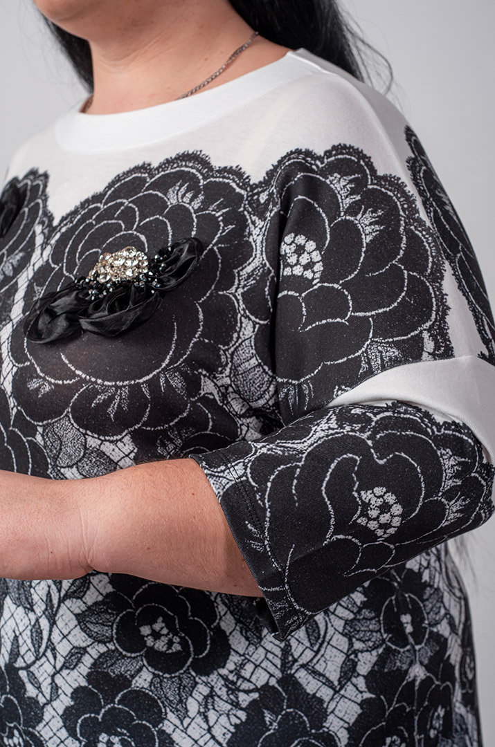 Блуза довга з контрастним флористичним принтом великих розмірів