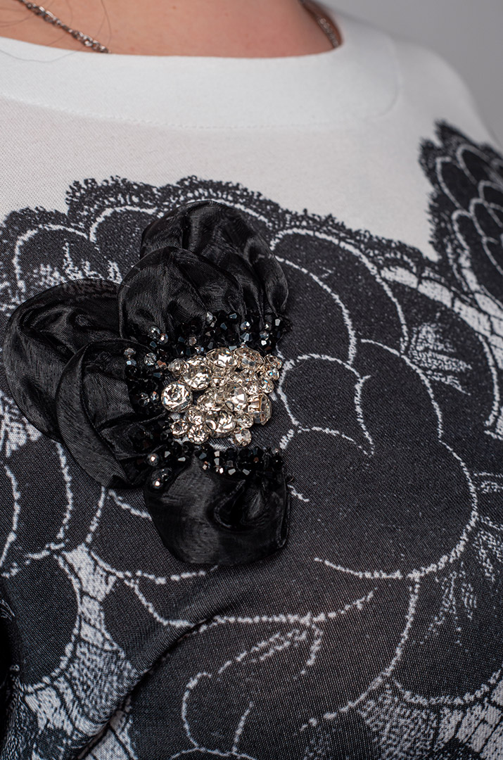 Блуза довга з контрастним флористичним принтом великих розмірів