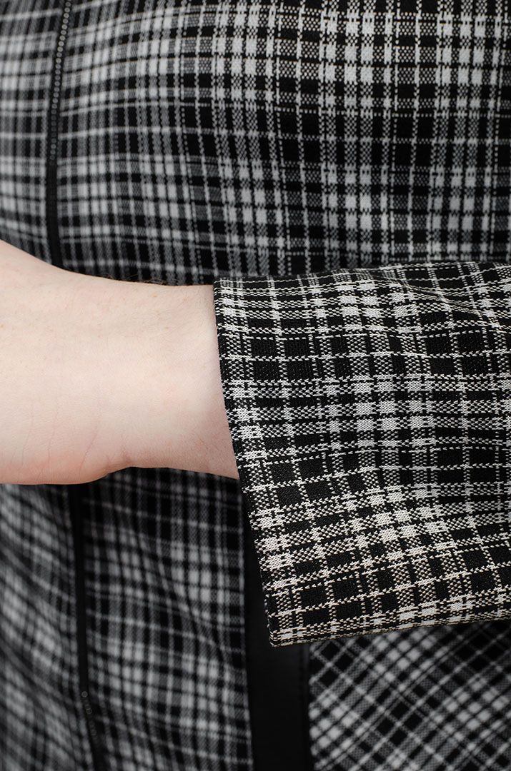 Стильный пиджак в клетку в разных цветах супер батал