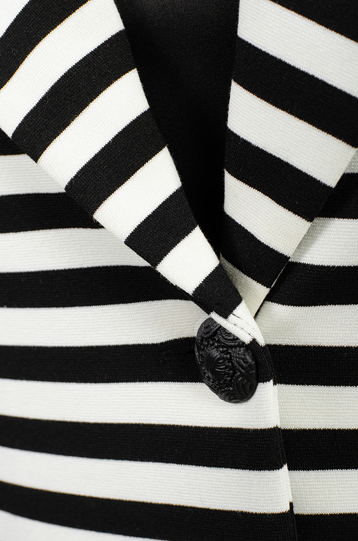 Пиджак в черно-белую полоску больших размеров