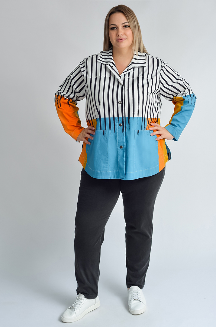 Длинный пиджак с вертикальными полосками и цветными акцентами больших размеров